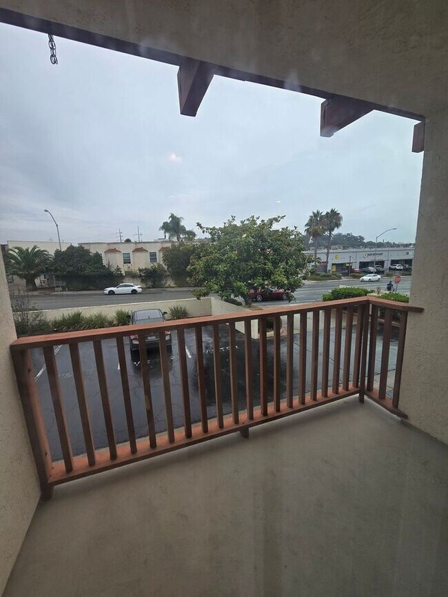 Building Photo - Spacious 2BD/2.5BA Town Home near Universi...