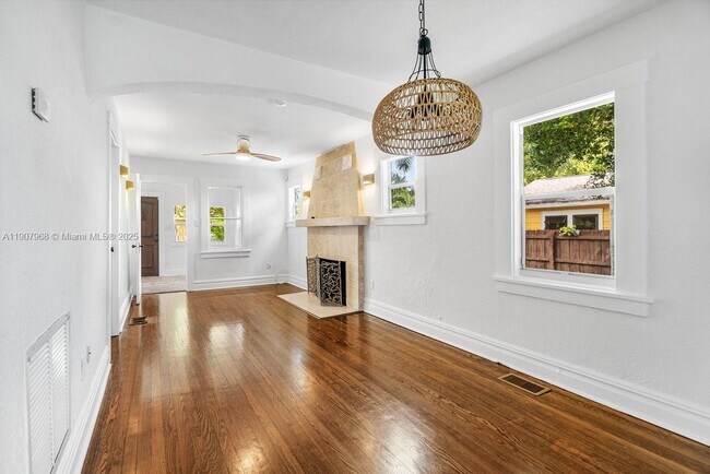 Building Photo - 416 S L St