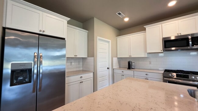 Building Photo - Bright & Beautiful 5 Bedroom 3 Bathroom