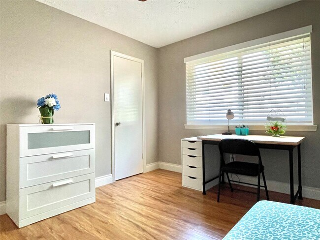 Building Photo - 3023 Sam Houston Dr