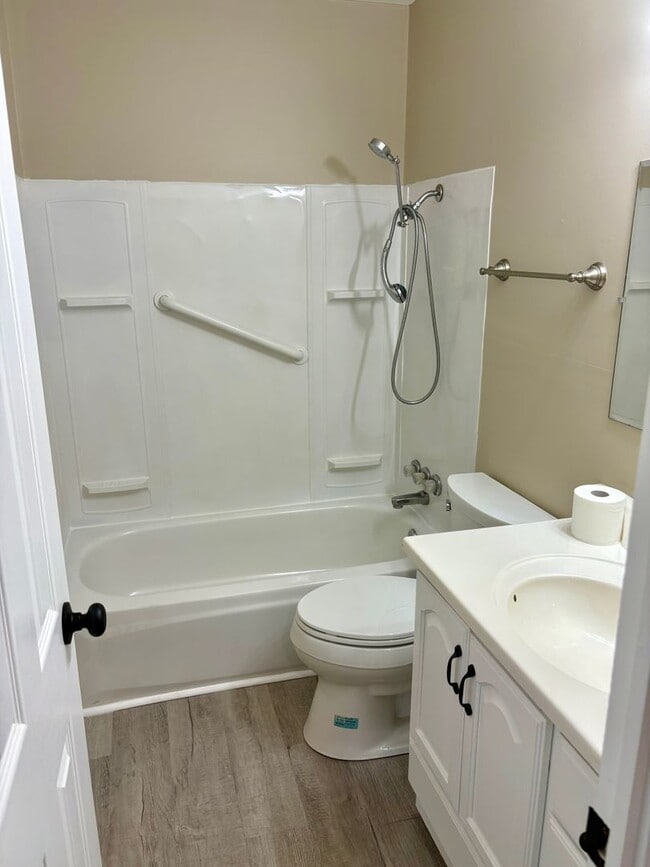 Building Photo - 3 bed 1 bath house in Charlestown for rent