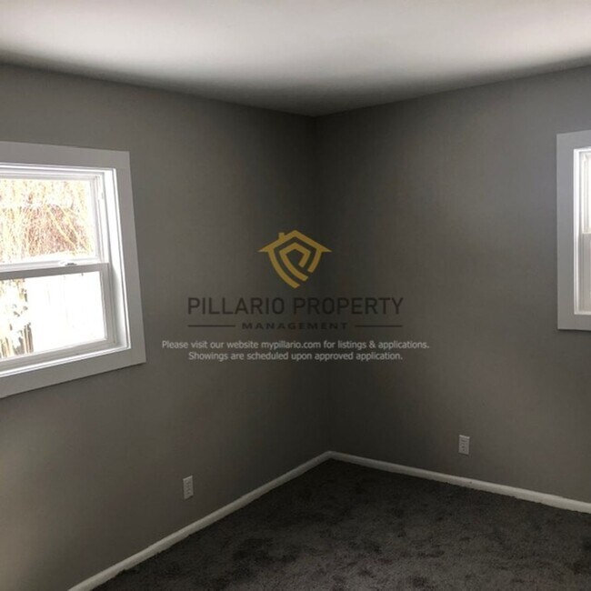 Building Photo - 4-Bedroom Home with Spacious Kitchen & Detached Garage, Available NOW!