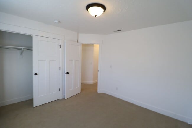 Building Photo - Upgraded Pet Friendly Lehi townhome