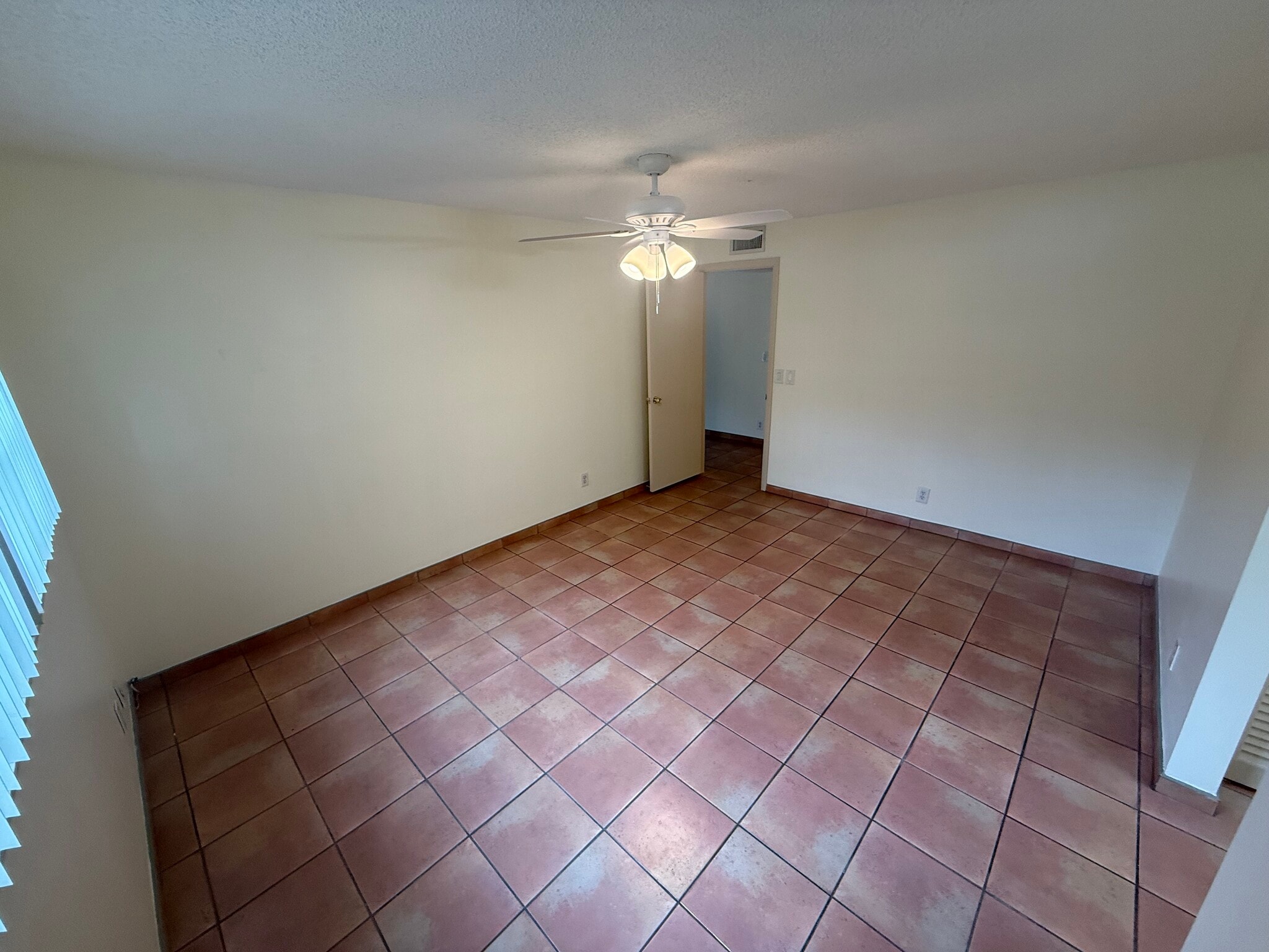 Building Photo - 6075 N Sabal Palm Blvd