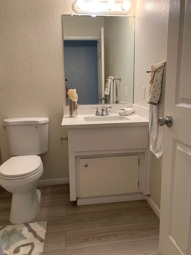 Building Photo - 3 Bed 2 bath House in City of Tehachapi!