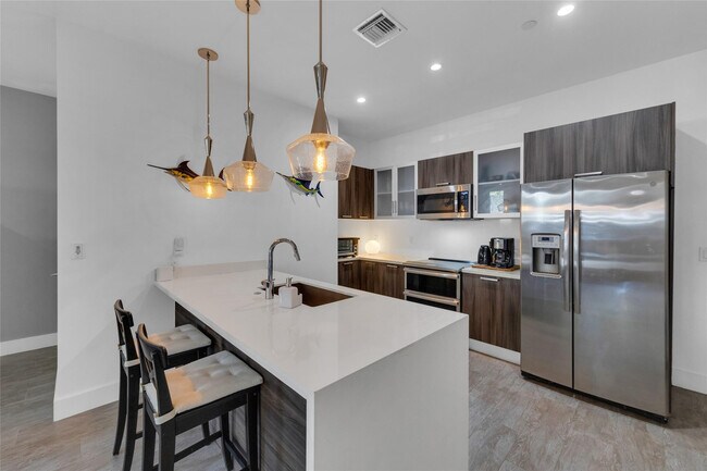 Building Photo - 1045 NE 18th Ave