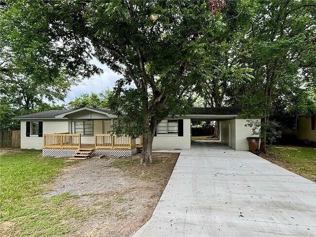Building Photo - 466 Pinehill Dr