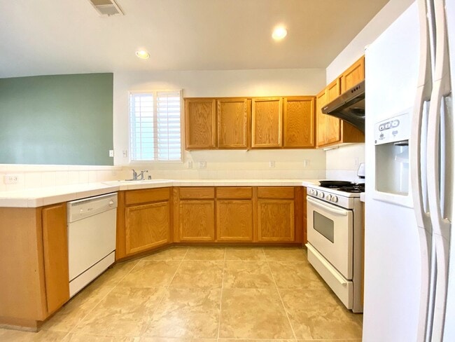 Building Photo - Nice 2-story home