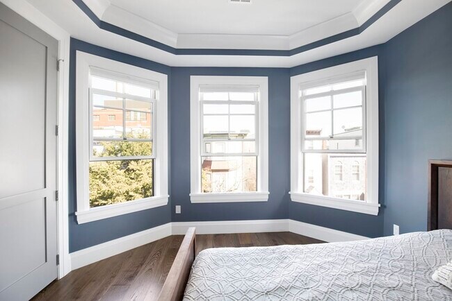 Building Photo - 719 E 2nd St