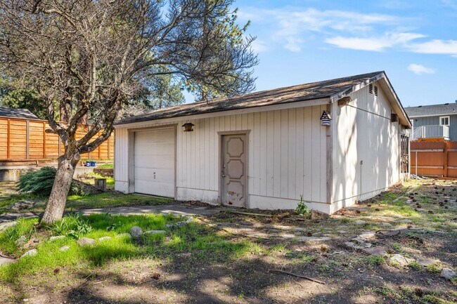 Building Photo - 111 S Ridgewood Dr