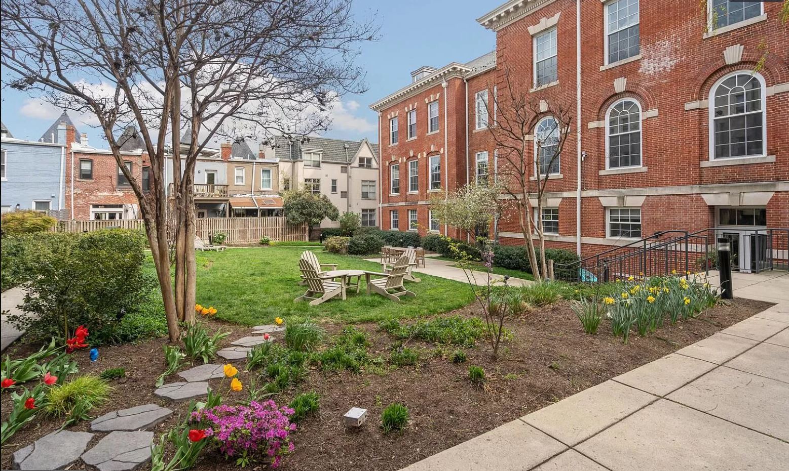 Common courtyard with grills - 2022 Flagler Pl NW
