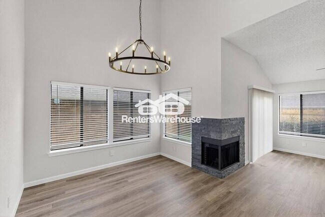Building Photo - MOVE IN READY - 3BED/2.5BATH - CARROLLTON ...