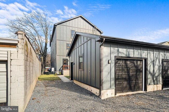 Building Photo - 703 Preston Ave