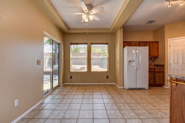 Building Photo - Beautiful 2 bed + den, 2 bath townhome in ...