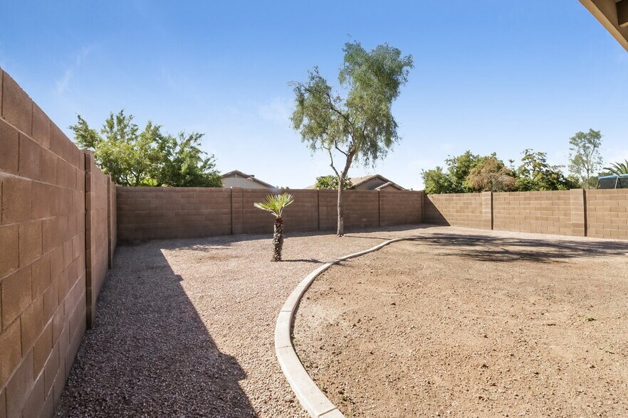 Building Photo - 1033 E Yuma Ave
