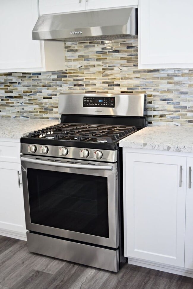 Building Photo - Flexible Lease Terms! Stunning 4BR/2.5BA Two-Story Renovated Townhome in UTC!