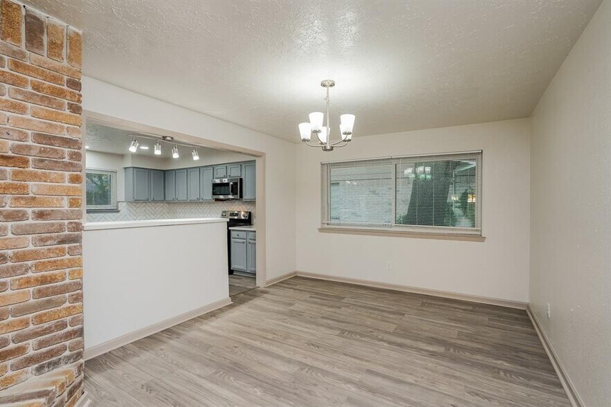 Building Photo - 13430 Piney Oaks Dr