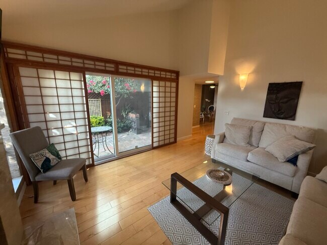 Building Photo - 19 Mission Plaza Dr