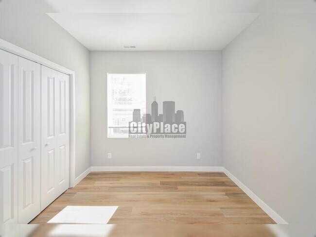 Building Photo - 2801 E Riverside Dr