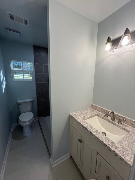 Building Photo - 1957 Knightsbridge Rd