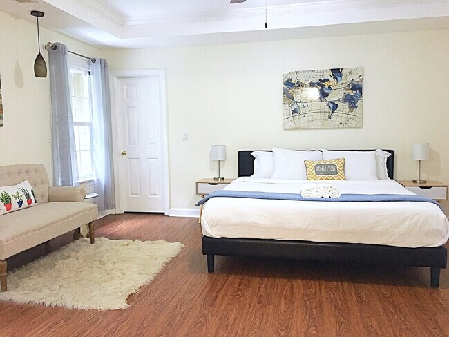 Building Photo - 2330 Evergreen Ln