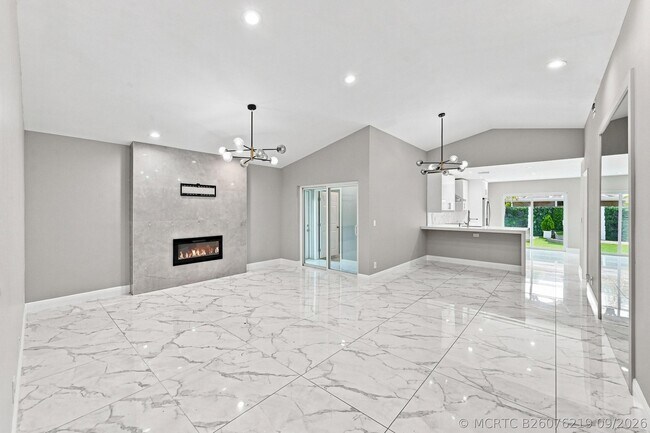 Building Photo - 372 W Riverbend Dr