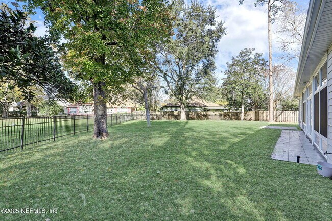 Building Photo - 2004 Water Crest Dr