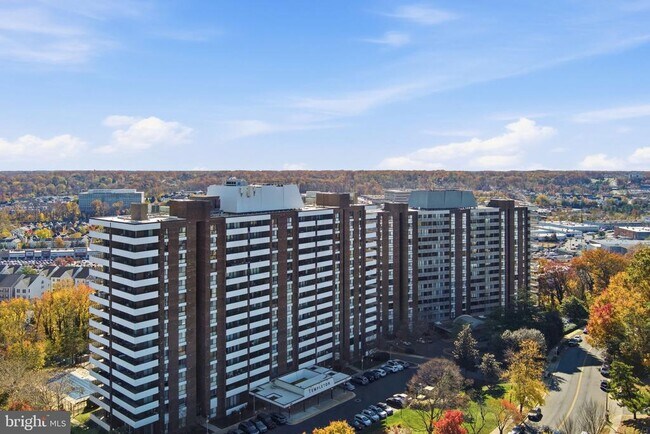 Building Photo - 250 S Reynolds St