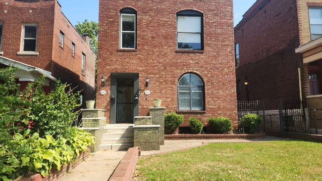 Building Photo - "Cozy 2-Bedroom Duplex in the Heart of St....