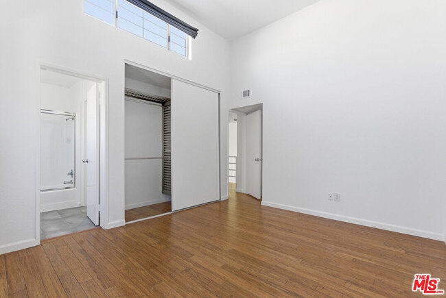 Building Photo - 1083 1/2 W Kensington Rd