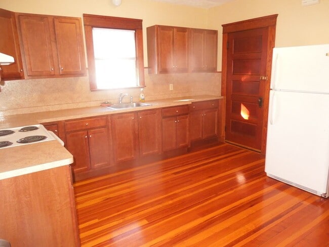 Building Photo - 44 Gentian Ave