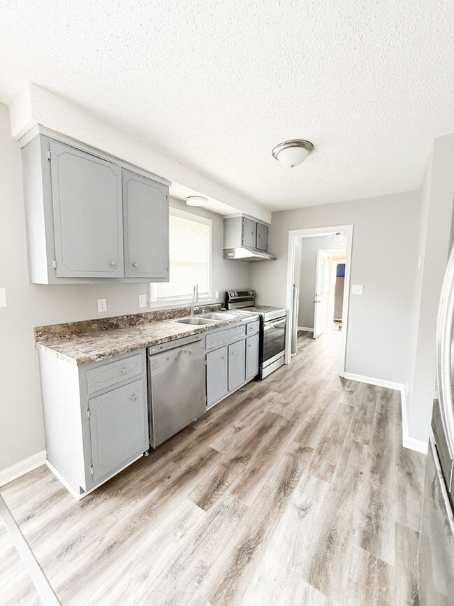 Building Photo - 3 Bedroom 2 Bathroom Home!!