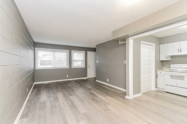 Building Photo - Charming 2 Bed, 1 Bath Apartment in Indianapolis - Don't Miss Out!