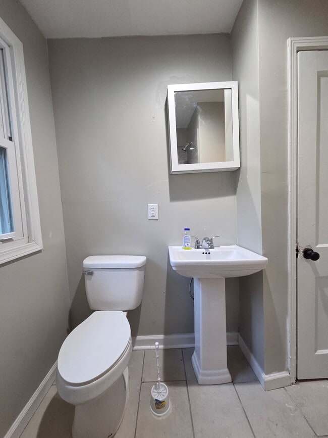 Building Photo - 2058 Holmes Dr