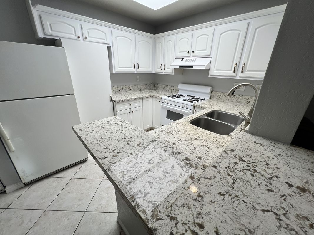 Building Photo - 85 Castano