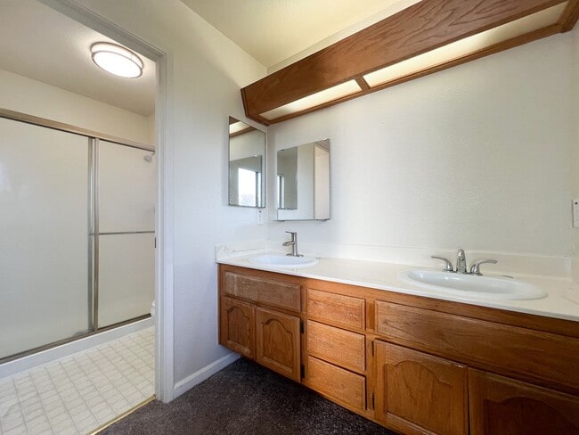 Building Photo - Newly Renovated 4 Bed, 3 Bath Home