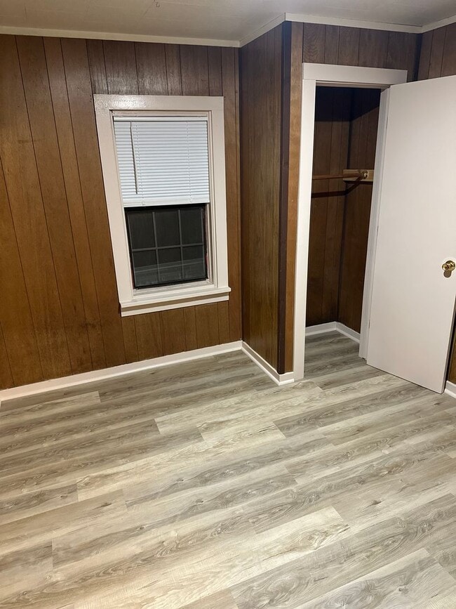 Building Photo - Available Now! 3-Bed, 1-Bath Central Springdale Home with Fenced-In Yard