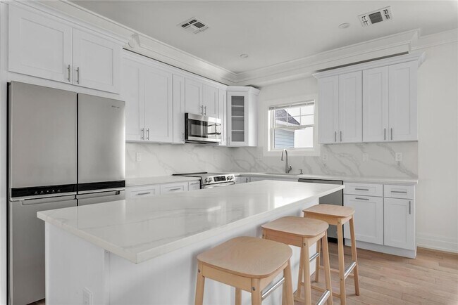 Building Photo - 22 Sagamore Hill Dr