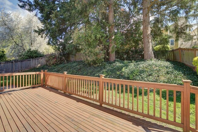 Building Photo - 4Bd/2.5Ba Sammamish Home