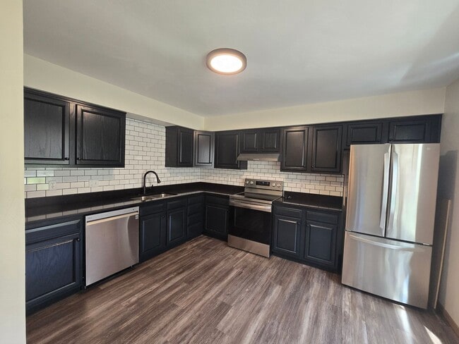 Building Photo - Beautifully Updated 3 Bedroom 2.5 Bathroom Townhouse - Golf Course View!