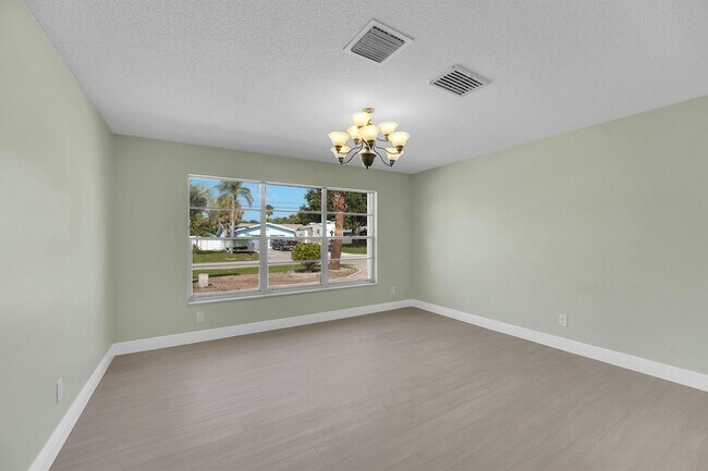 Building Photo - 154 SE Naranja Ave