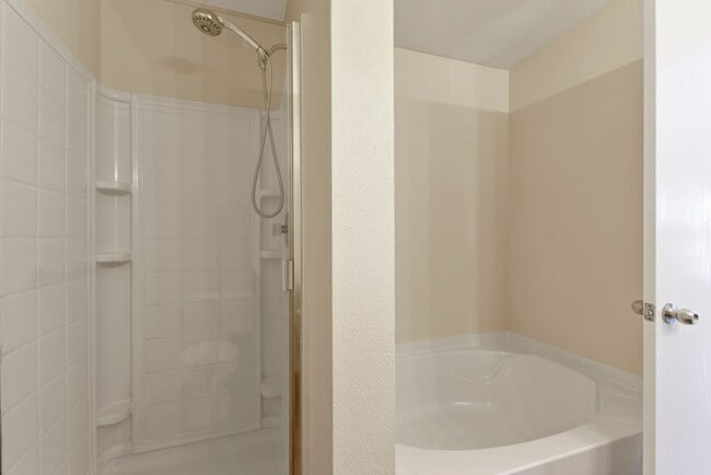 Building Photo - Beautiful 3 bed 2 bath home in Poynter Cro...