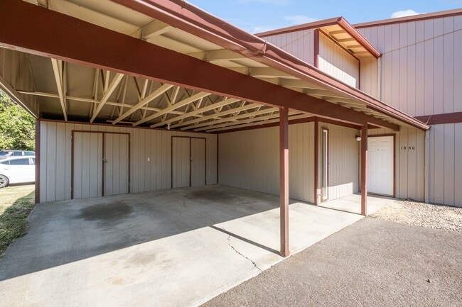 Building Photo - Beautiful 4 Bed, 2 Bath Townhouse with Lots of Closet Space and Laundry In Unit!