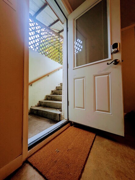 Secure entry - 414 N Avenue E Ave