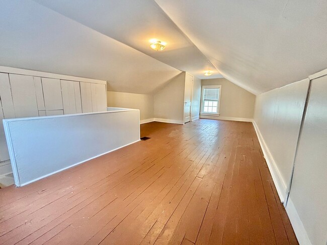 Building Photo - 3b /1 ba House on Berry Blvd - Fenced, Basement, Pets OKAY!