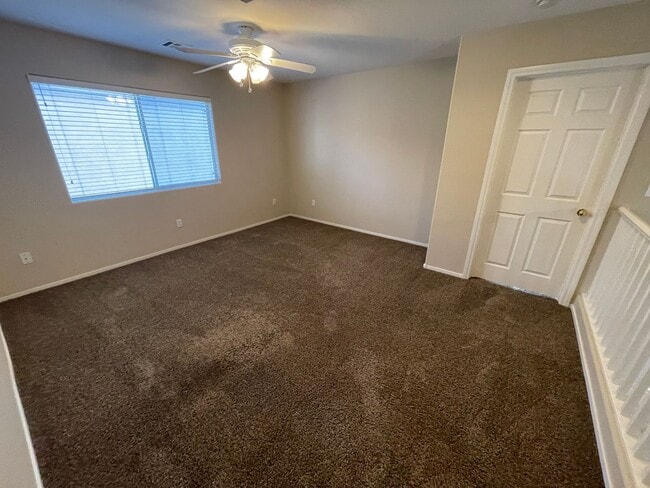Building Photo - 3 Bedroom 2 1/2 Bathroom w/Den & Loft