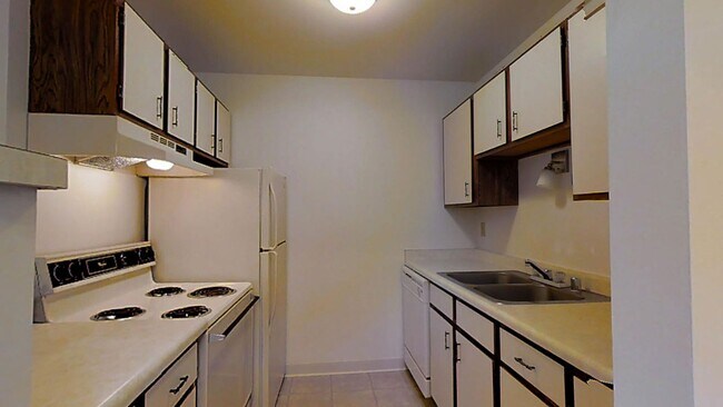 Building Photo - Lower 2 Bedroom 2 Bathroom Apartment Available