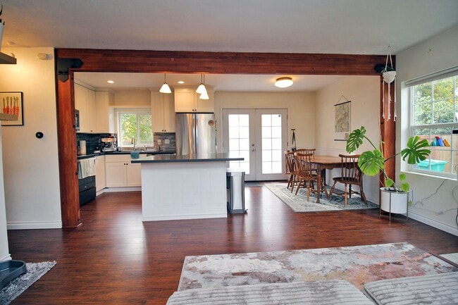 Building Photo - 9020 SE Stephens St