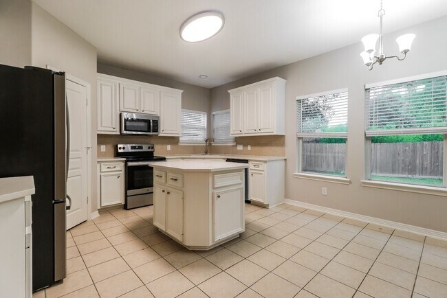 Building Photo - 606 Paradise Ln