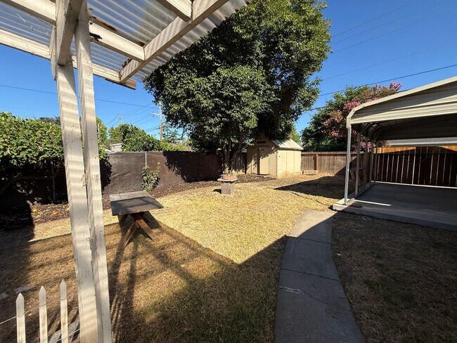 Building Photo - 611 Fairview Dr